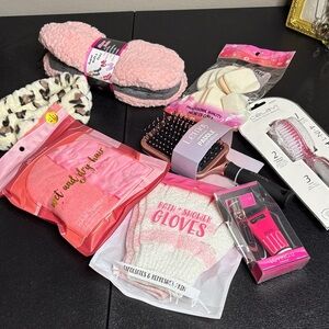 New Bundle 8 Toiletries Bath Essentials Pink and White Shower Gloves Set of 8